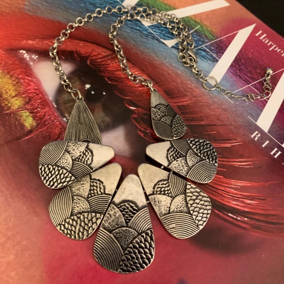 🎁 5/$35 Unknown Brand || Metal Statement Necklace - Picture 4 of 5